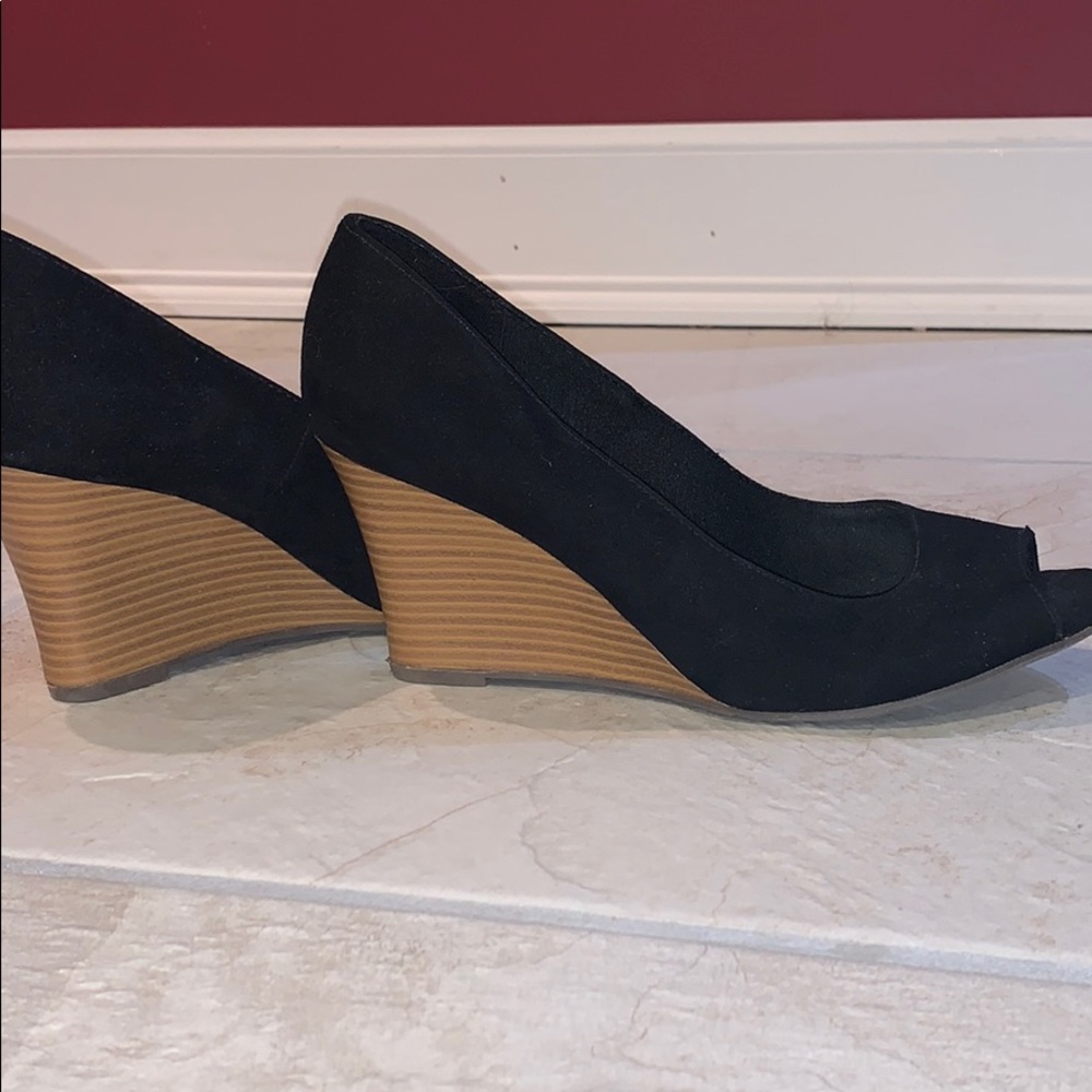 Black wedges